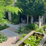 Aanleg-van-een-groene-achtertuin-in-Altforst-met-vijver