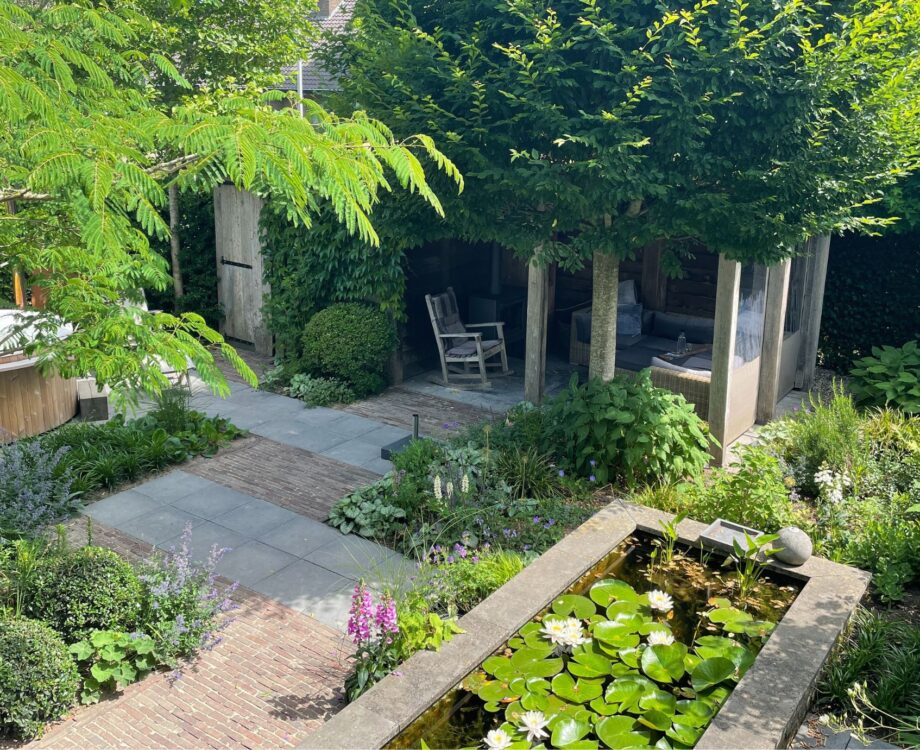 Aanleg-van-een-groene-achtertuin-in-Altforst-met-vijver