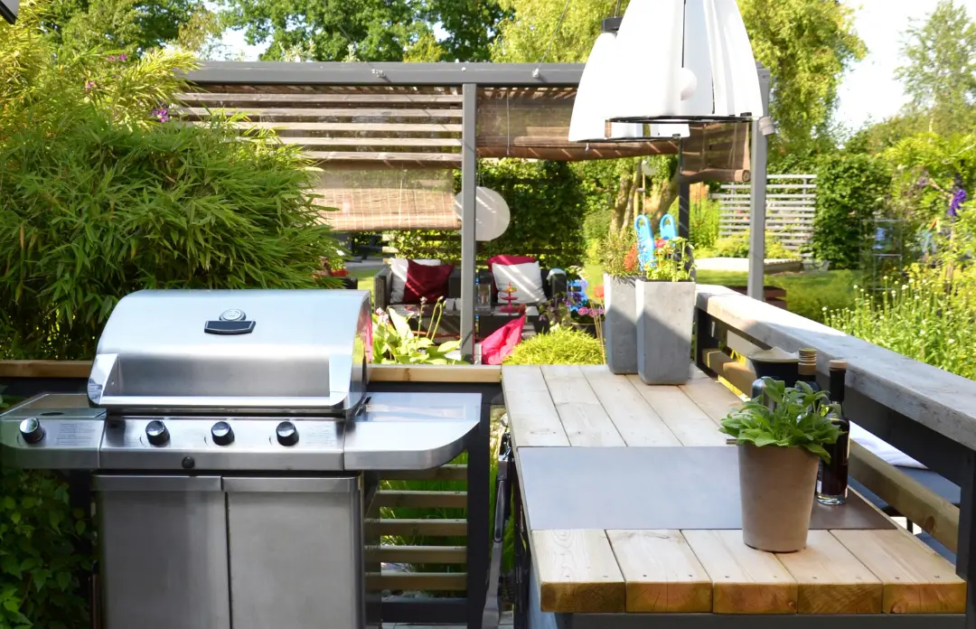 Buitenkeuken van natuurlijke tuin door Uw Tuin Hoveniers