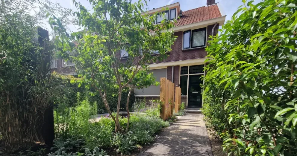 Groene voortuin van een stadstuin in Nijmegen