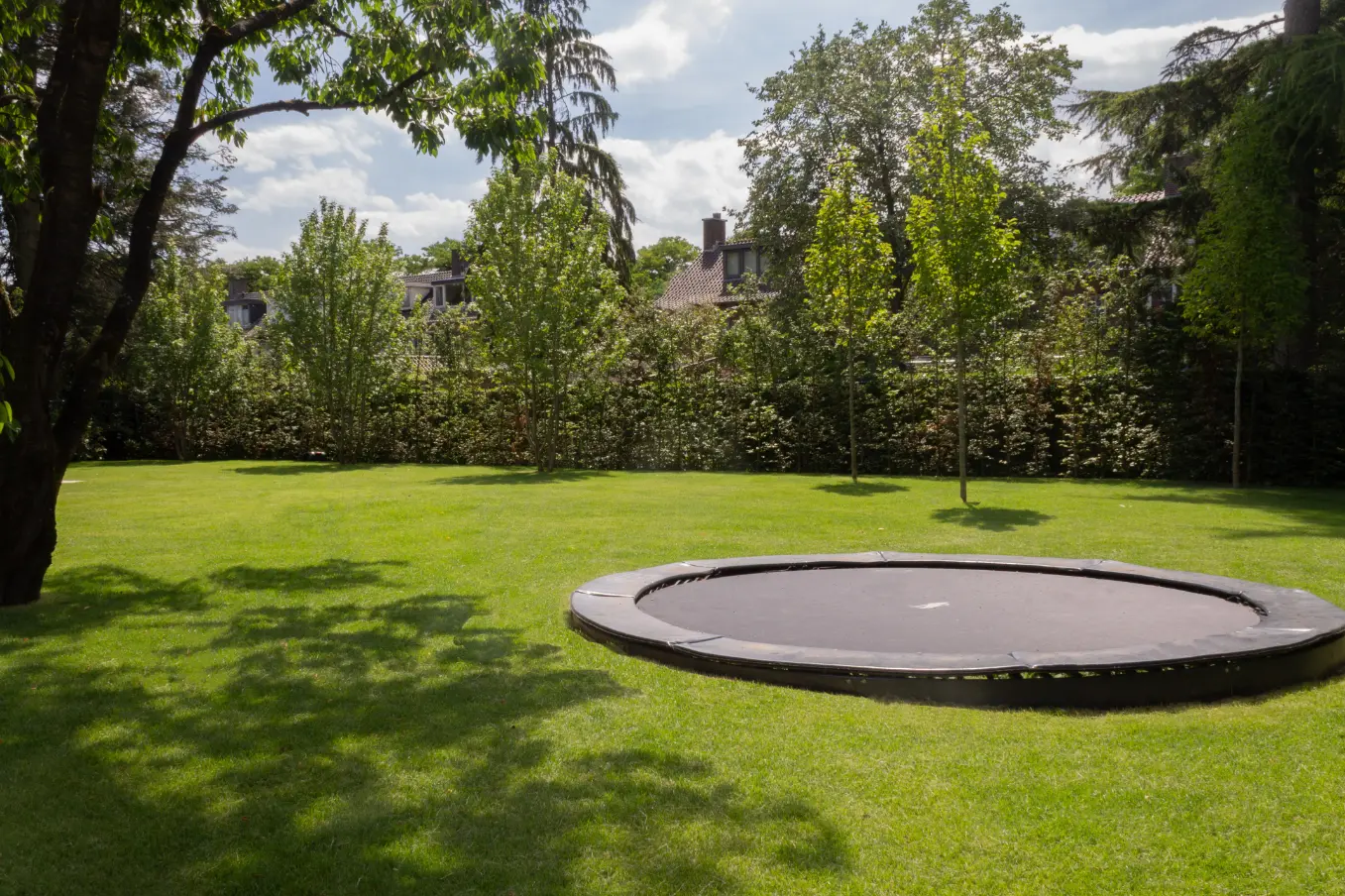 Trampoline in de achtertuin van een moderne tuin in Nijmegen. Deze tuin is ontworpen door de tuinarchitecten van Uw Tuin Hoveniers en aangelegd door de hoveniers van Uw Tuin Hoveniers uit Malden.