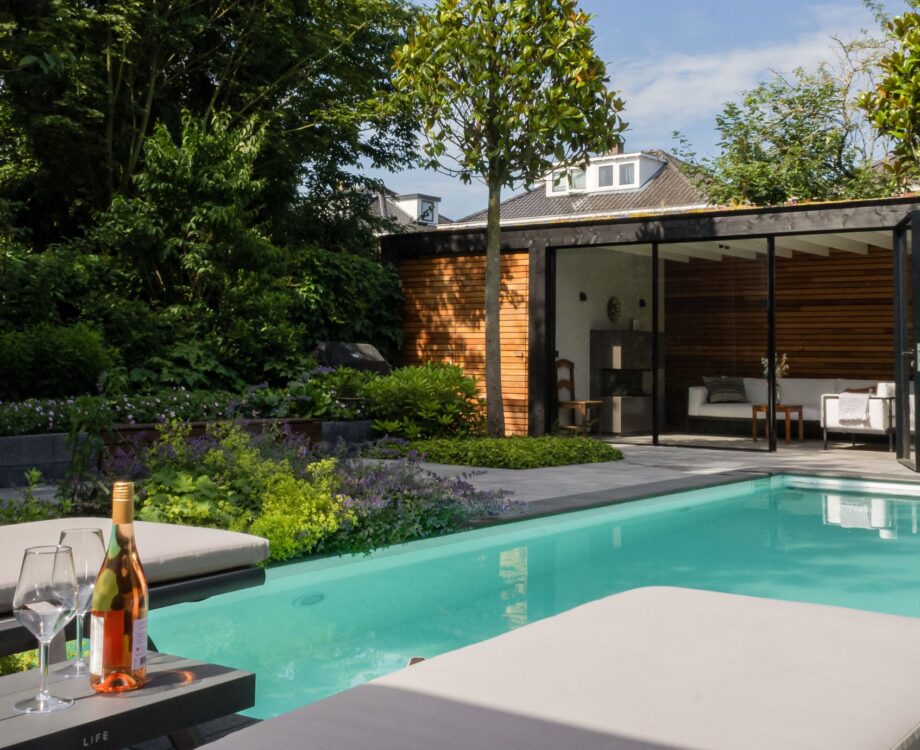 Tuinaanleg-van-moderne-tuin-met-zwembad-en-tuinhuis-in-Nijmegen