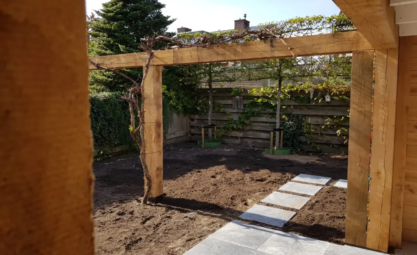 Aanleg van een pergola tuinoverkapping door Uw Tuin Hoveniers.