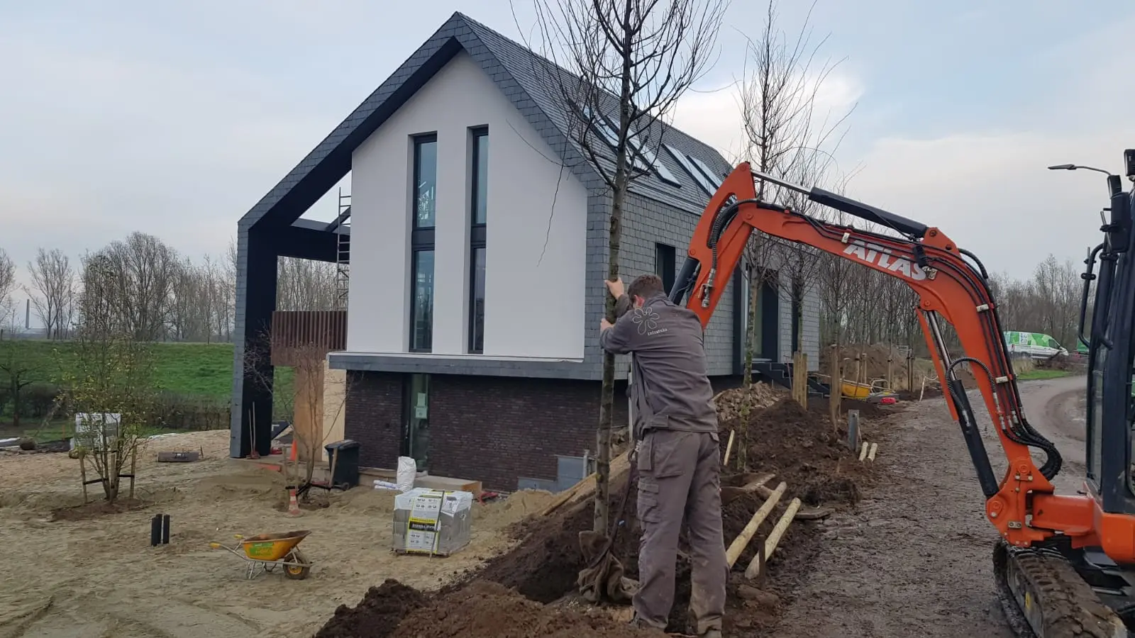 Planten van een boom aan de voorzijde van een landschapstuin in Wamel. Tuinaanleg door Uw Tuin Hoveniers