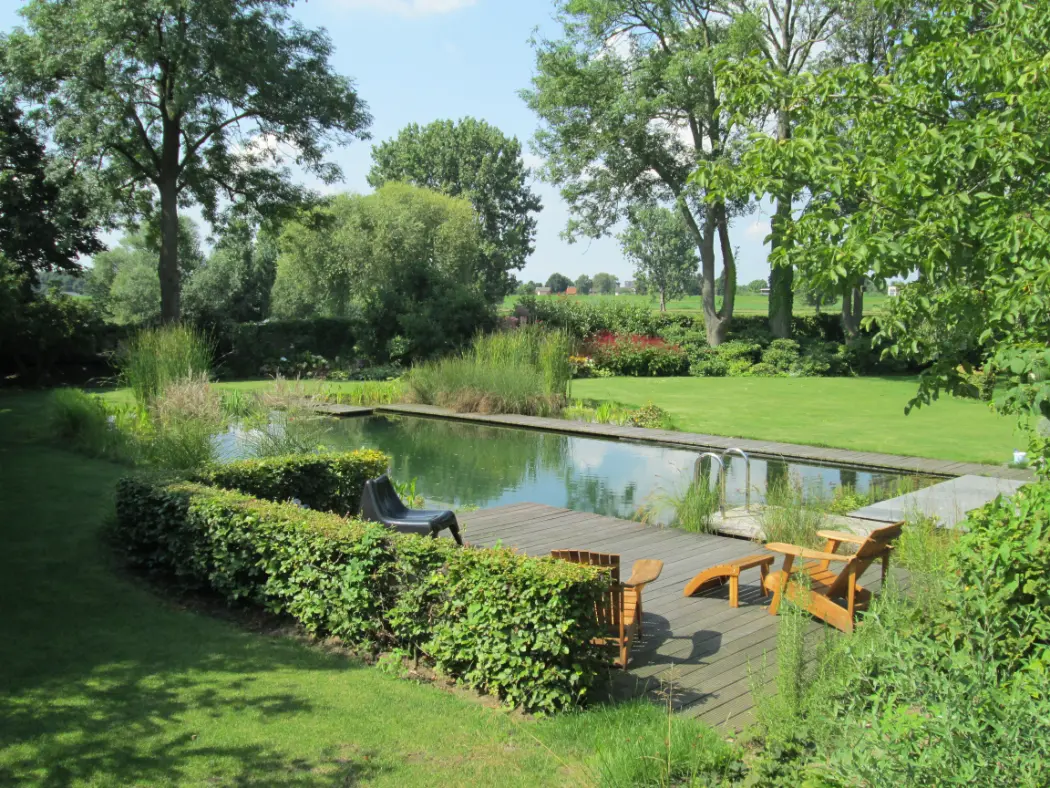 Terras bij zwemvijver van Landschapstuin in Mook. Tuinaanleg door Uw Tuin Hoveniers uit Malden