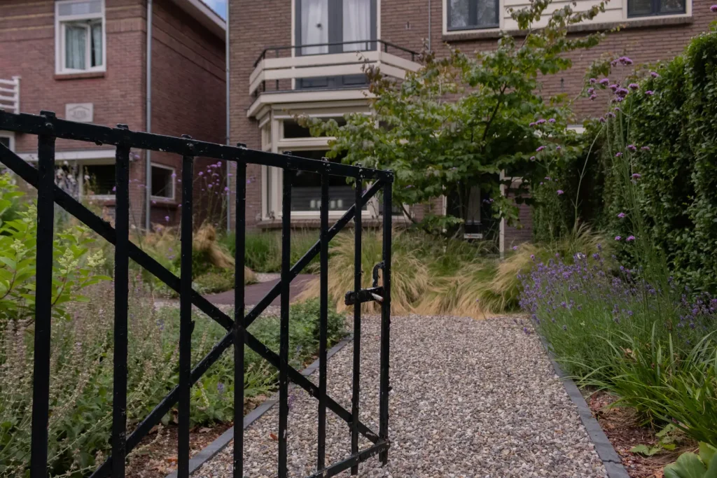 Voortuin met beplanting en halfverharding in Malden. Tuinontwerp en tuinaanleg door Uw Tuin Hoveniers uit Malden.