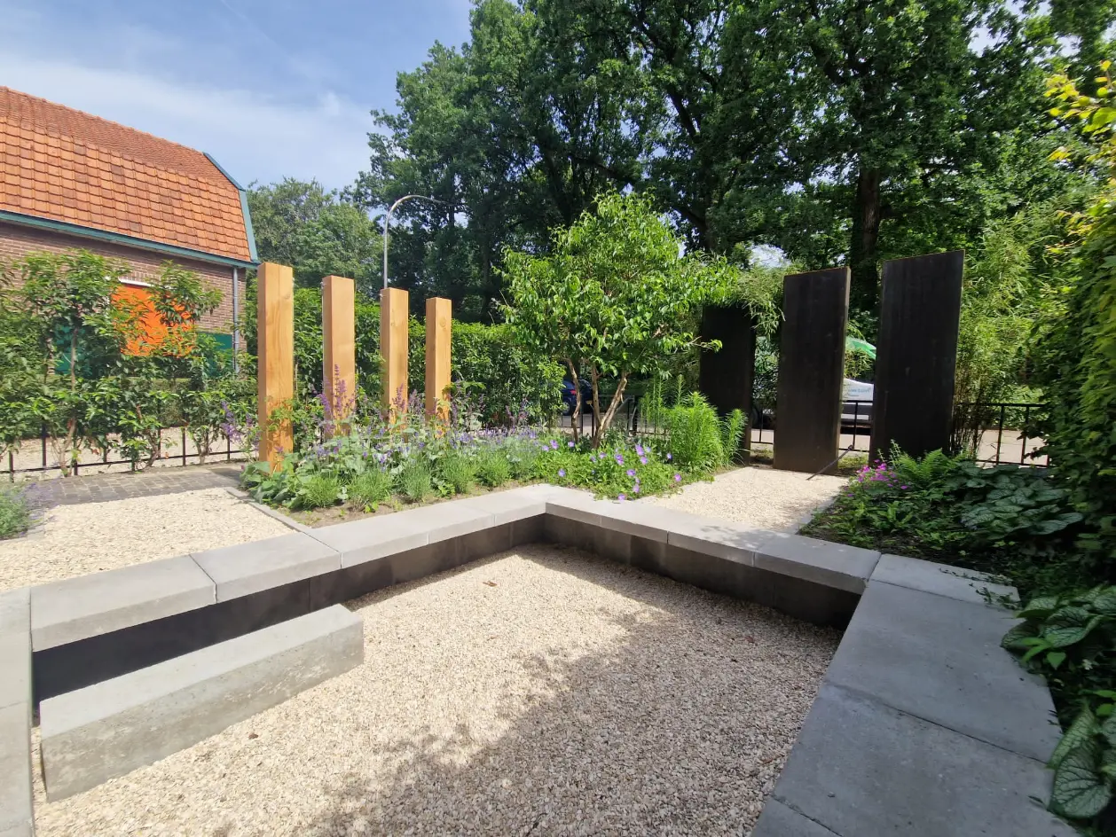 Voortuin met palenwand en zitkuil in Nijmegen. Tuinaanleg door Uw Tuin Hoveniers uit Malden