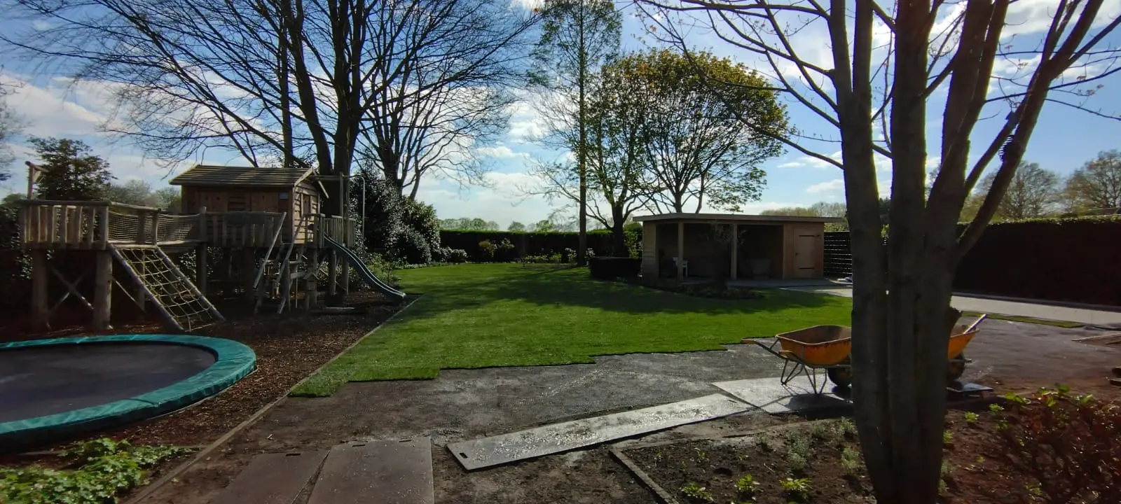 Het leggen van het gazon in Gassel bij een natuurlijke tuin door Uw Tuin Hoveniers