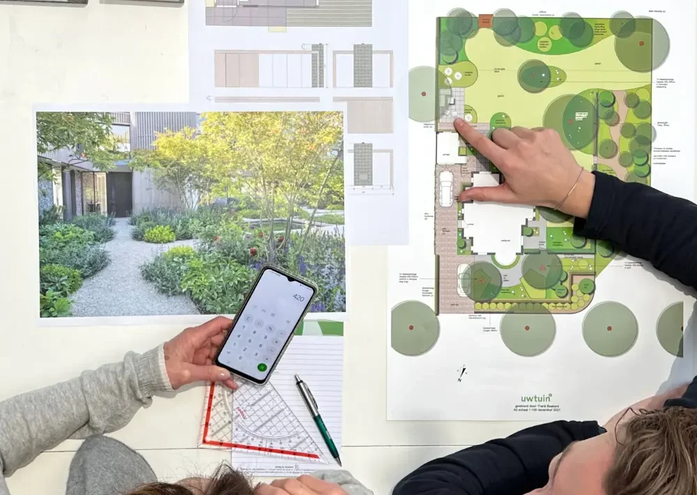 Het bespreken van een tuinontwerp door de tuinarchitecten van Uw Tuin Hoveniers