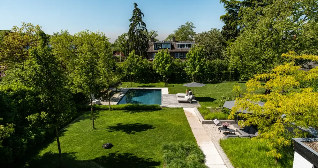 Bovenaanzicht van een moderne tuin met zwembad in Nijmegen. Tuinaanleg van een moderne tuin met zwembad in Nijmegen. Tuinontwerp en tuinaanleg door Uw Tuin Hoveniers uit Malden. Tuinontwerp en tuinaanleg door Uw Tuin Hoveniers uit Malden.