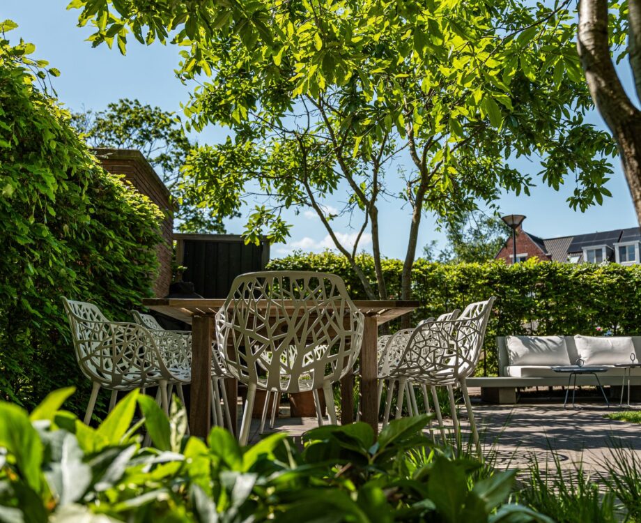 Groene stadstuin in Nijmegen Oost. Groene oase in een Postzegeltuin in Nijmegen. Oude postkantoor met stadstuinen. Gerealiseerd door Uw Tuin hoveniers uit malden. Gezamenlijke tuinen samen met de bewoners, participatie, samen groen doen.