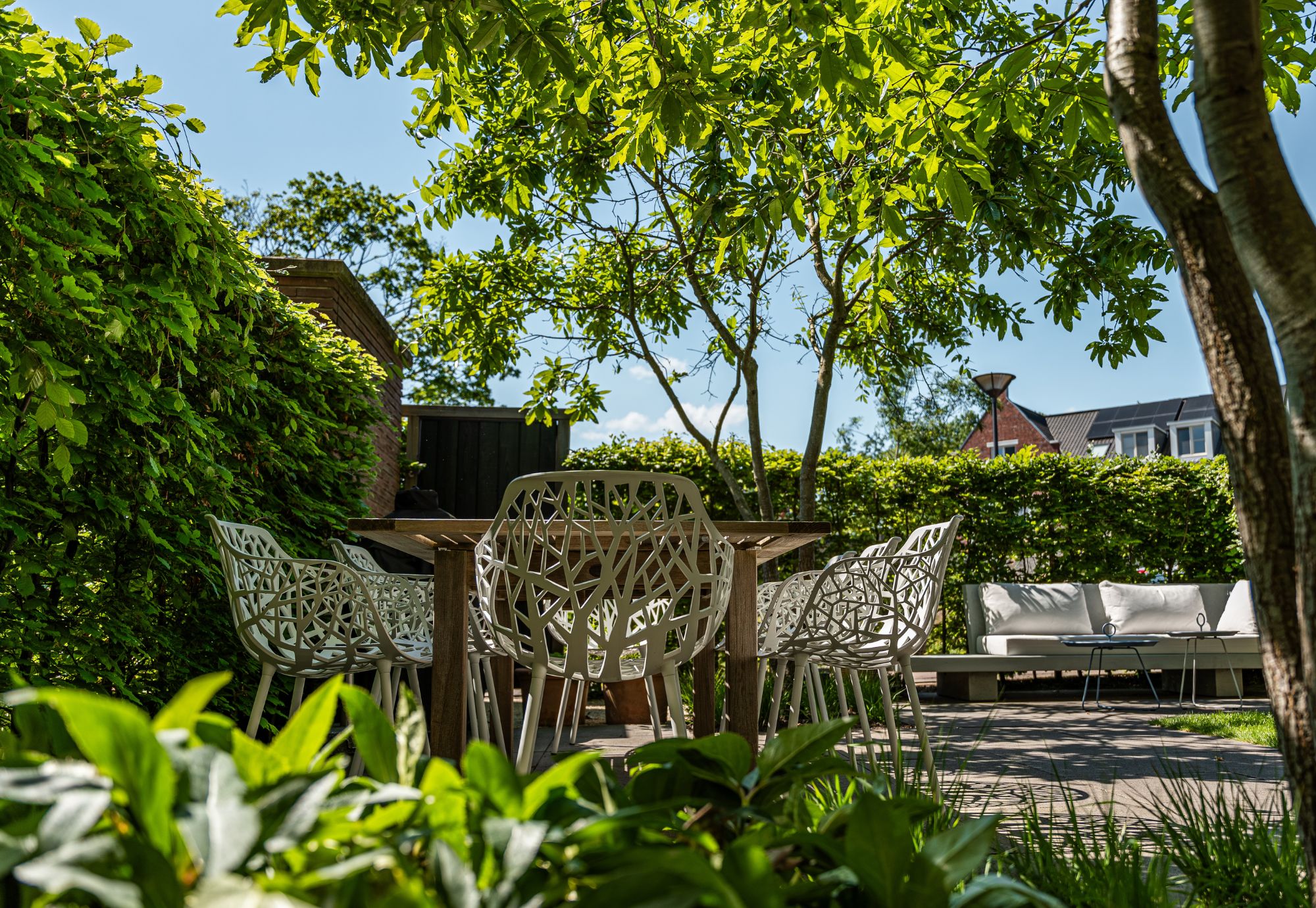 Groene stadstuin in Nijmegen Oost. Groene oase in een Postzegeltuin in Nijmegen. Oude postkantoor met stadstuinen. Gerealiseerd door Uw Tuin hoveniers uit malden. Gezamenlijke tuinen samen met de bewoners, participatie, samen groen doen.