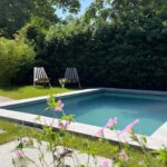 Groene stadstuin in Nijmegen met plunge pool. Klein zwembad. Tuinontwerp en tuinaanleg door Uw Tuin hoveniers uit Malden.