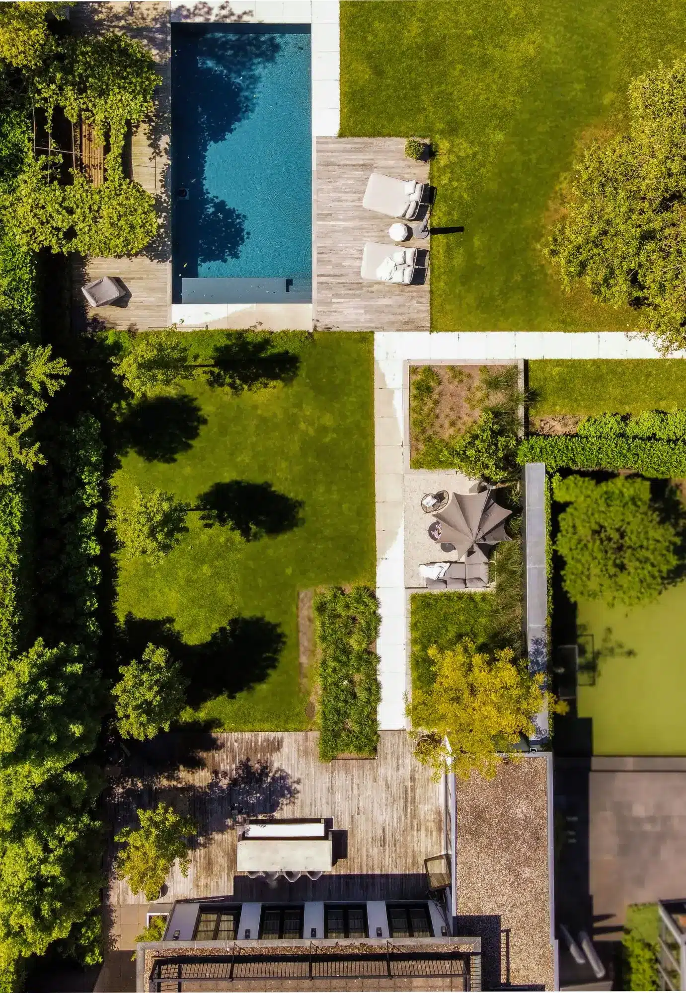 Bovenaanzicht van een moderne tuin in Nijmegen. Strakke lijnen, moderne inrichtingselementen, strak gazon en zwembad.
