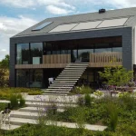 Terras van een landschappelijke tuin in Wamel met zwembad. Tuinontwerp en tuinaanleg door Uw Tuin Hoveniers uit Malden