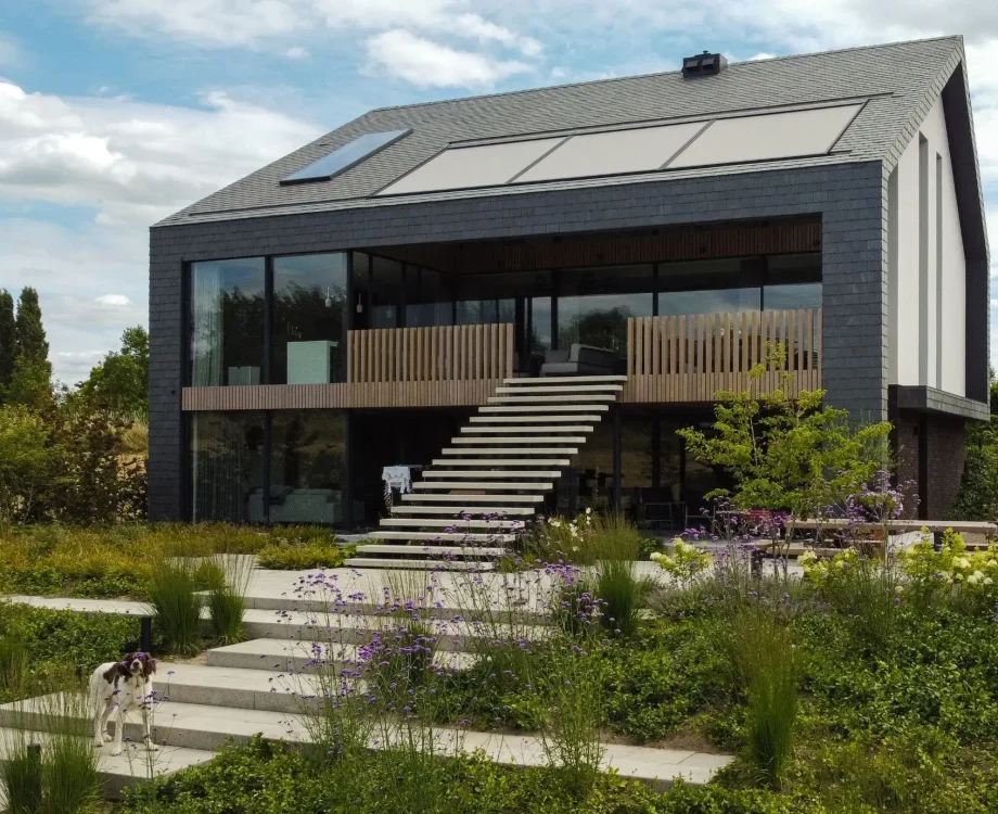 Terras van een landschappelijke tuin in Wamel met zwembad. Tuinontwerp en tuinaanleg door Uw Tuin Hoveniers uit Malden