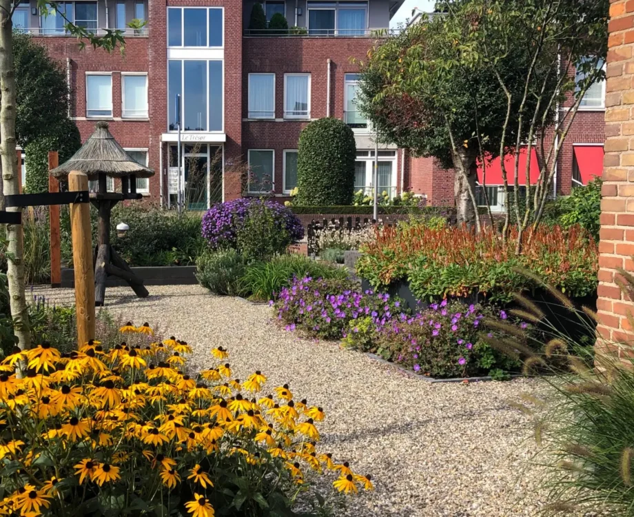 Tuinaanleg van een klassieke voortuin in Malden. Tuin is ontworpen door de tuinarchitecten en aangelegd door de hoveniers van Uw Tuin Hoveniers uit Malden.