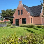 Moderne achtertuin met beplanting en vijver in Middelaar. Tuinaanleg door Uw Tuin Hoveniers uit Malden