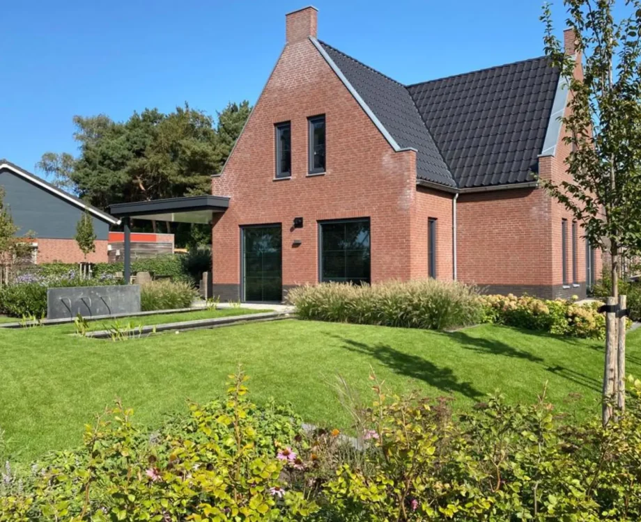 Moderne achtertuin met beplanting en vijver in Middelaar. Tuinaanleg door Uw Tuin Hoveniers uit Malden
