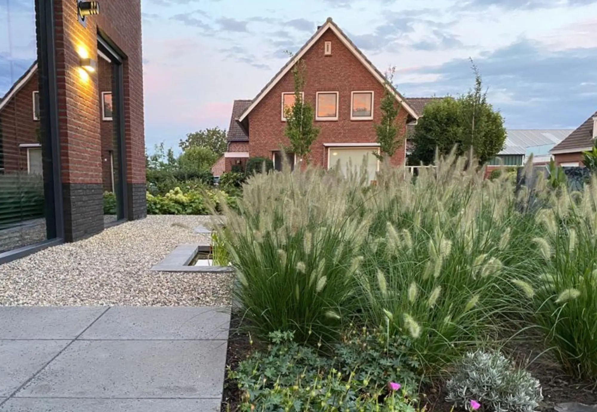 Border met beplanting in moderne tuin in Middelaar. Tuinaanleg door Uw Tuin Hoveniers uit Malden