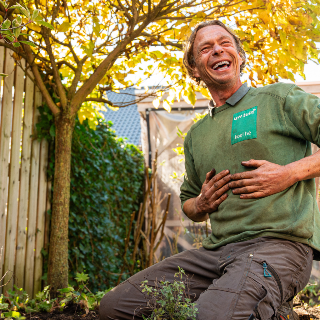 werknemer uw tuin hoveniers. Werken bij uw tuin hoveniers. Vrolijk in de tuin.
