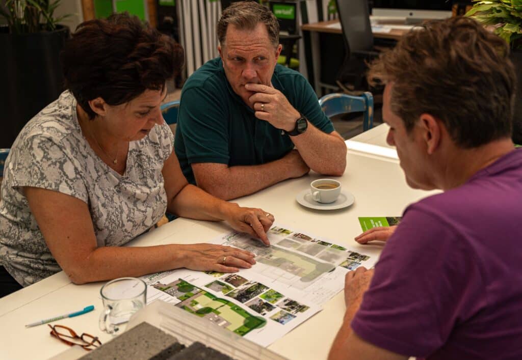 Kennismakingsgesprek bij Uw Tuin hoveniers bij Uw Tuin hoveniers op kantoor in Malden.