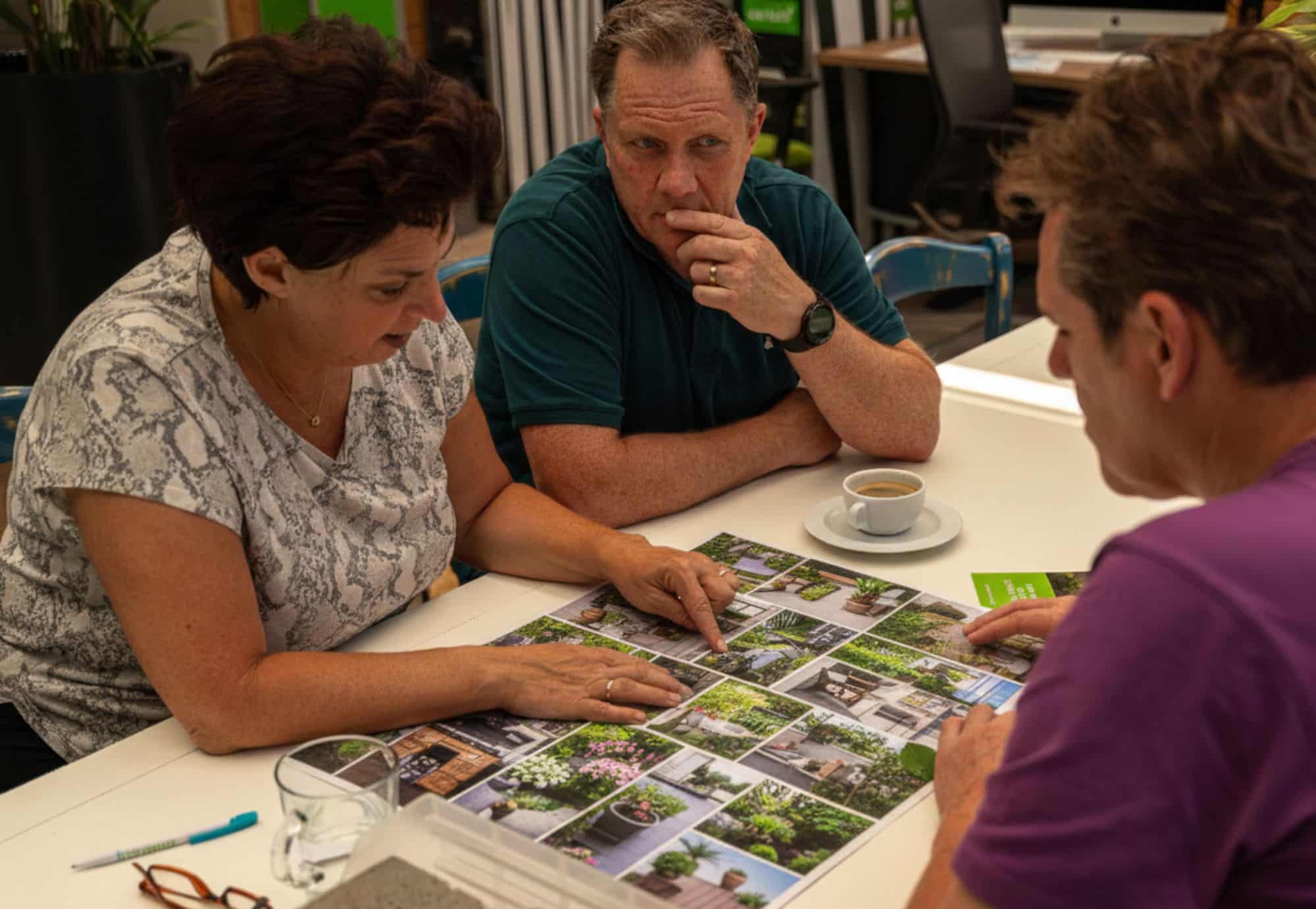 Kennismakingsgesprek bij Uw Tuin hoveniers uit Malden. Vrijblijvend adviesgesprek.