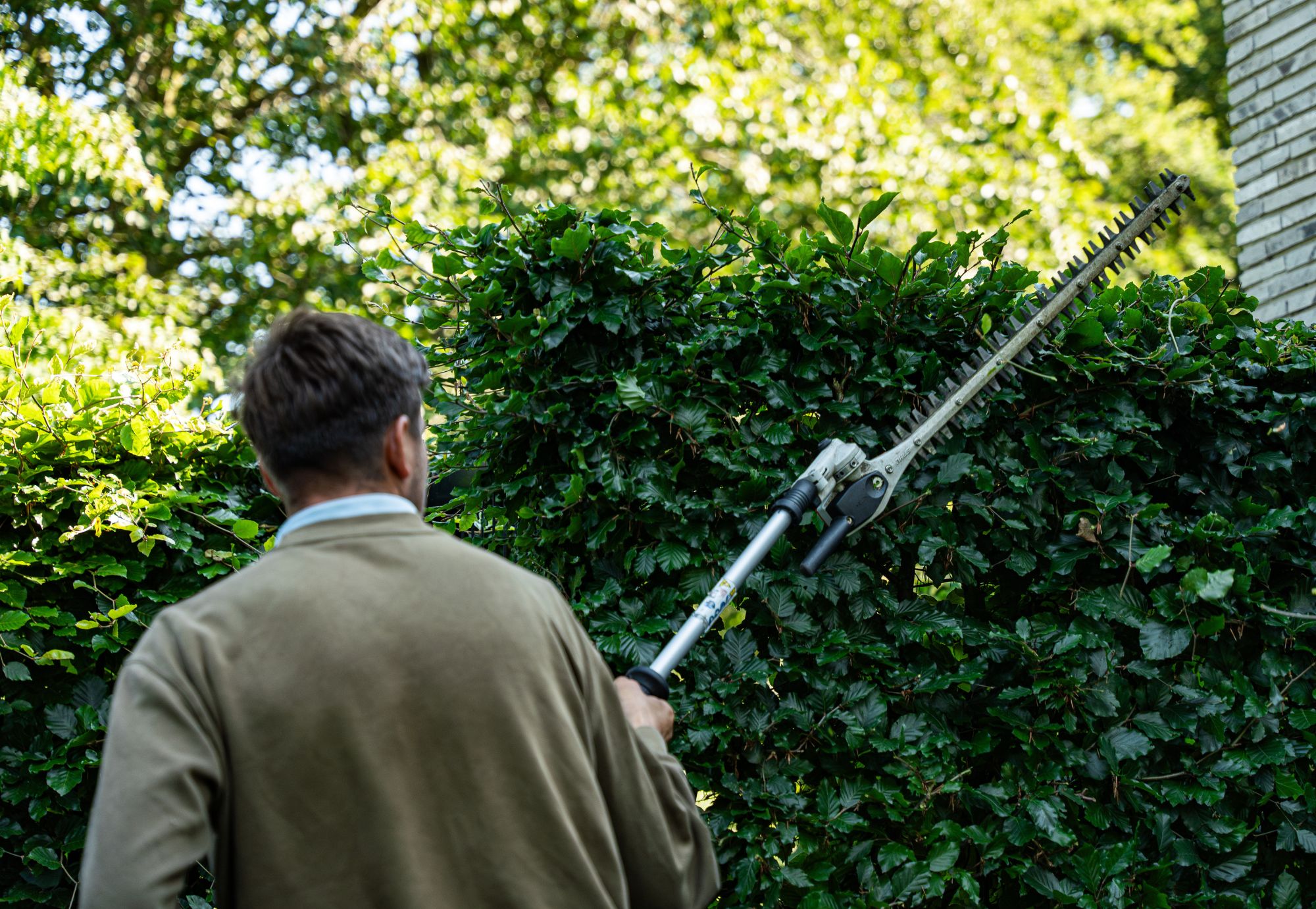 Maai-ensnoeiwerkzaamheden. Snoeien of knippen van hagen. Door Uw Tuin hoveniers tuinonderhoud.