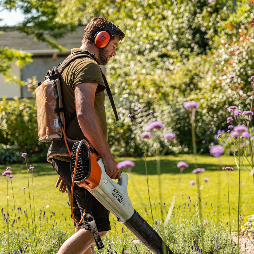 Tuinonderhud door de vakmensen van Uw Tuin hoveniers. Jarenlange ervaring, deskundig, uitgebreide vakkennis, Professioneel vakmanschap.