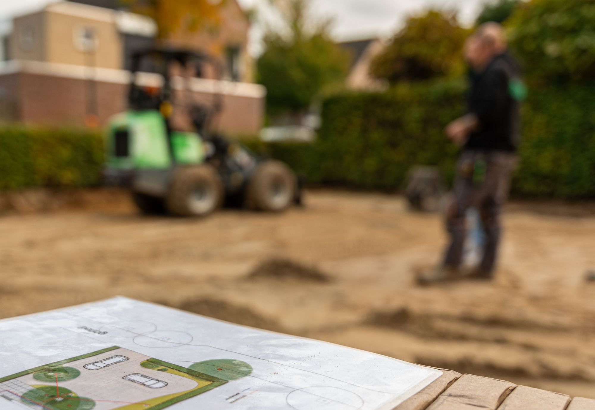 Tuinrenovatie tuinaanleg door uw Tuin hoveniers. Herstelwerkzaamheden oprit. Opnieuw straten van oude oprit. Professionele tuinaanleg.