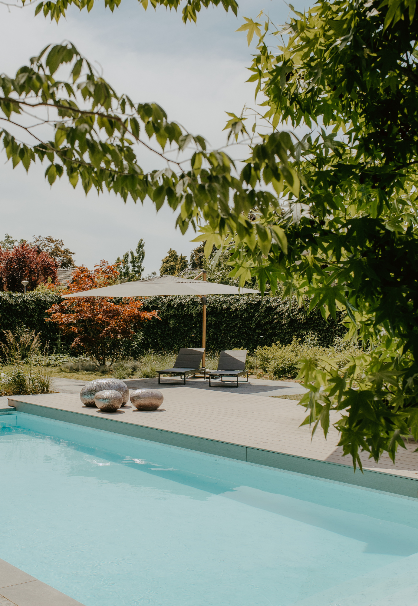 Doorkijk door het groen. Verscholen villatuin in Boxmeer. Samenwerking Helder Zwembaden, Erik van Gelder en Uw Tuin hoveniers. Villatuin in Boxmeer.