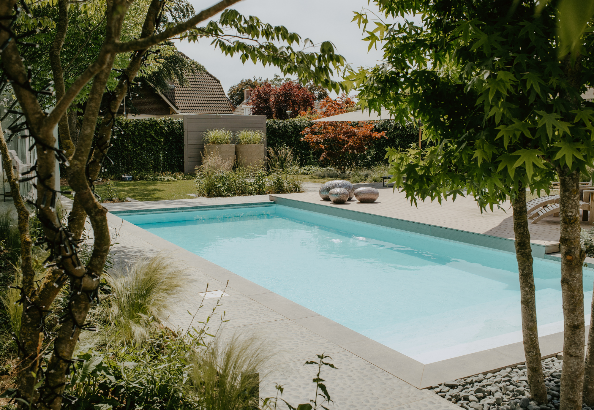 meerstammige bomen en beplanting met vaste planten en grassen die zorgen voor een luxe uitstraling en exclusieve tuin. Villatuin aangelegd door Uw Tuin hoveniers uit malden.