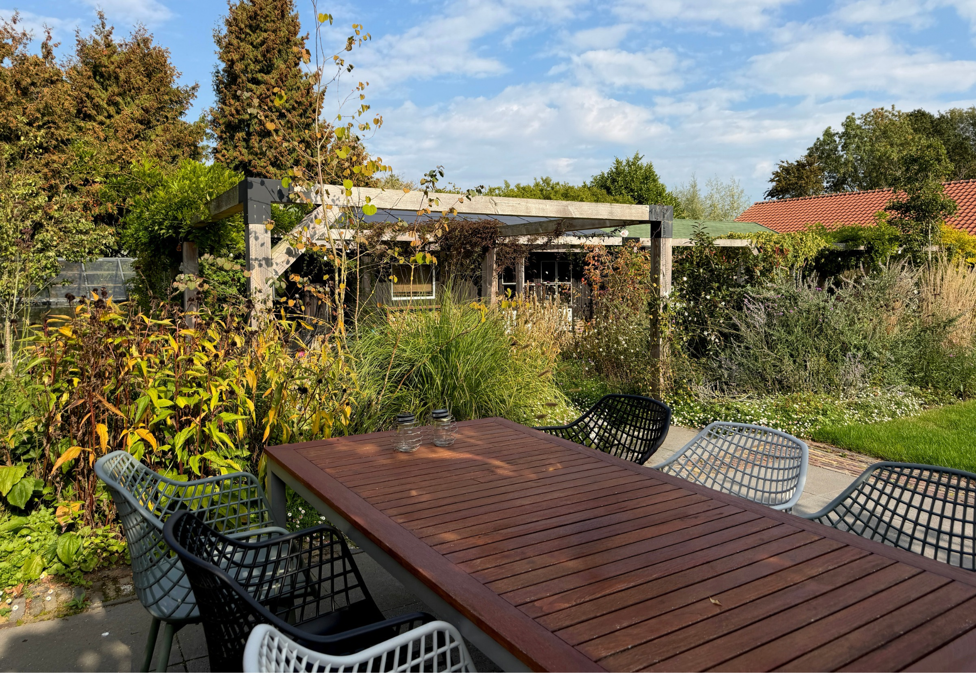 Genieten op je terras in een landelijke tuin in Bemmel.
